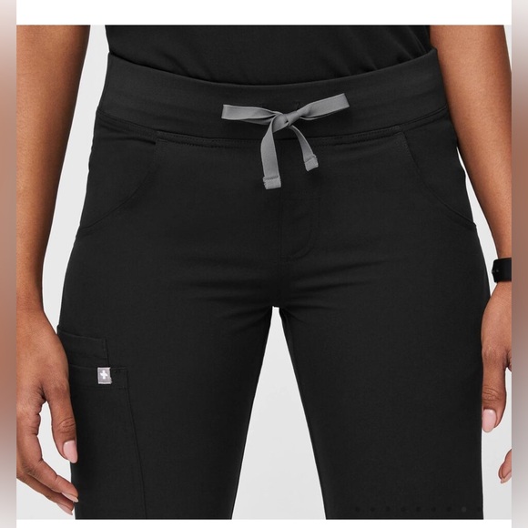 FIGS Kade Cargo Scrub Pants New with Tags size Small Black - Picture 6 of 6